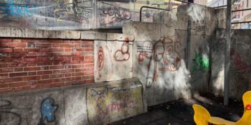 La nuova piazza Garibaldi già nel degrado: muri imbrattati nella zona per bambini e rifugio per clochard (VIDEO)