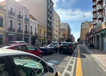 Via Sonnino, tra doppie file selvagge e locali chiusi in vendita ed in affitto: come in via Dante, muoiono i negozi (VIDEO)