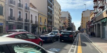 Via Sonnino, tra doppie file selvagge e locali chiusi in vendita ed in affitto: come in via Dante, muoiono i negozi (VIDEO)