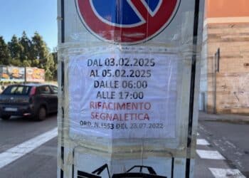 Inferno Via Campania, le macchine sfrecciano senza controllo e le doppie file intasano la strada (VIDEO)