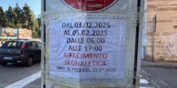 Inferno Via Campania, le macchine sfrecciano senza controllo e le doppie file intasano la strada (VIDEO)