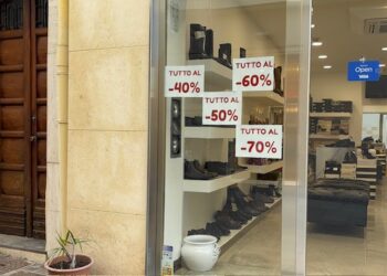 Via Garibaldi, continuano gli sconti nonostante Gennaio sia finito da un pezzo: disperato richiamo per  la gente che non compra più