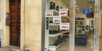 Via Garibaldi, continuano gli sconti nonostante Gennaio sia finito da un pezzo: disperato richiamo per  la gente che non compra più