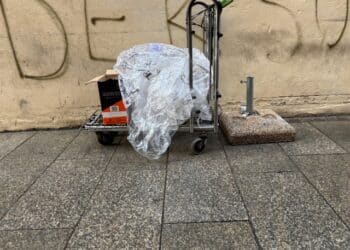 Sconcerto alla Marina, i lavori di via Roma e le nuove aree pedonali preoccupano i commercianti: è caos rifiuti (VIDEO)