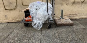 Sconcerto alla Marina, i lavori di via Roma e le nuove aree pedonali preoccupano i commercianti: è caos rifiuti (VIDEO)