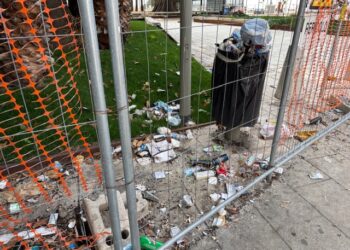 Piazza Matteotti, l’apertura tarda ad arrivare ma intanto i rifiuti imperversano nonostante sia ancora chiusa al pubblico (VIDEO)