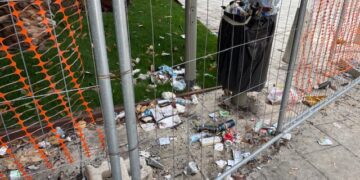 Piazza Matteotti, l’apertura tarda ad arrivare ma intanto i rifiuti imperversano nonostante sia ancora chiusa al pubblico (VIDEO)