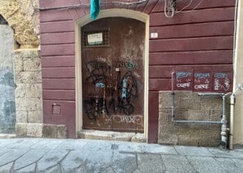 Lo storico quartiere Castello abbandonato a se stesso, muri imbrattati e transenne: “Ci hanno davvero isolato”