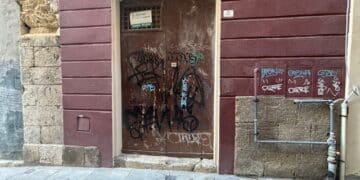 Lo storico quartiere Castello abbandonato a se stesso, muri imbrattati e transenne: “Ci hanno davvero isolato”