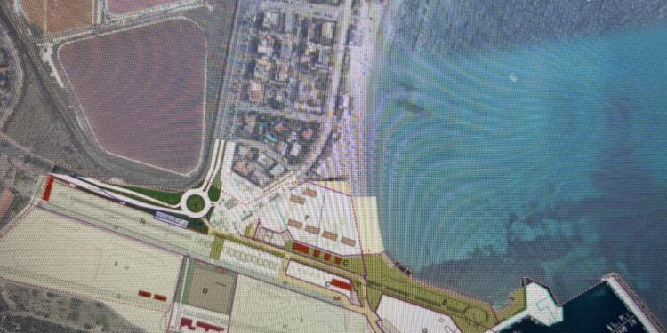 Cagliari, una grande piazza sul mare nella nuova Marina Piccola: maxi chiosco-ristorante al centro, anfiteatro e distretto della Vela