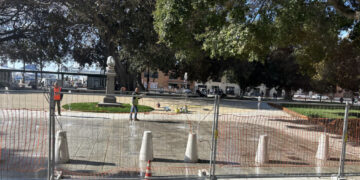 Cagliari, spettacolari giochi d’acqua nella nuova piazza Matteotti mentre l’apertura slitta ancora (VIDEO)