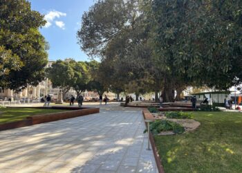 Cagliari, tutti pazzi per la nuova piazza Matteotti: tantissimi cittadini in fila per rivederla (VIDEO)