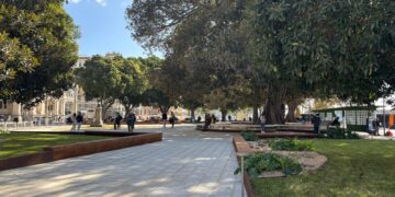 Cagliari, tutti pazzi per la nuova piazza Matteotti: tantissimi cittadini in fila per rivederla (VIDEO)