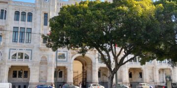 Doctor Jeckyll in piazza Matteotti, Mister Hyde in via Roma: tutti d’accordo sulla bellezza della nuova piazza