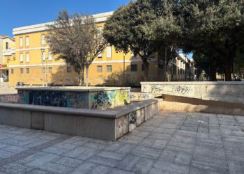 Cagliari, c’era una volta piazza Giovanni: tra bivacchi e scritte a spray, la sera torna ad essere pericolosa (VIDEO)
