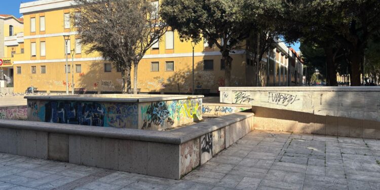 Cagliari, c’era una volta piazza Giovanni: tra bivacchi e scritte a spray, la sera torna ad essere pericolosa (VIDEO)