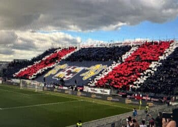 Cagliari-Parma, la bellissima coreografia degli Sconvolts alla Unipol Domus: 38 anni di tifo e passione rossoblù