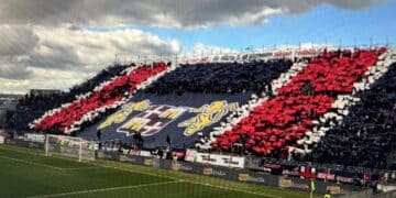Cagliari-Parma, la bellissima coreografia degli Sconvolts alla Unipol Domus: 38 anni di tifo e passione rossoblù