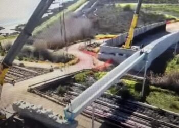 Capoterra, l’opera spettacolare: l’Anas piazza una enorme fascia tubiera nel cuore della nuova Sulcitana (VIDEO)