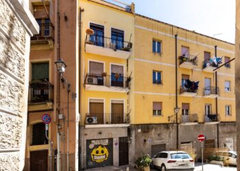 Cagliari, aggressione in via Barcellona: sedicenti ultras del Cagliari picchiano alcuni ragazzi, volano pugni e calci in strada