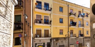 Cagliari, aggressione in via Barcellona: sedicenti ultras del Cagliari picchiano alcuni ragazzi, volano pugni e calci in strada