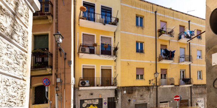 Cagliari, aggressione in via Barcellona: sedicenti ultras del Cagliari picchiano alcuni ragazzi, volano pugni e calci in strada