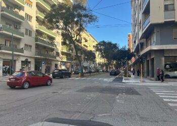 Cagliari, nella nuova via Dante basta un camion per bloccare tutto il traffico: pista ciclabile senza ciclisti (VIDEO)
