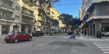 Cagliari, nella nuova via Dante basta un camion per bloccare tutto il traffico: pista ciclabile senza ciclisti (VIDEO)