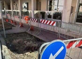 Pirri, iniziano finalmente i lavori di pulizia dell’aiuola in via Italia: operazione decoro nella strada principale