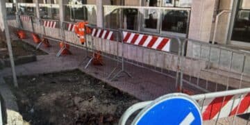 Pirri, iniziano finalmente i lavori di pulizia dell’aiuola in via Italia: operazione decoro nella strada principale