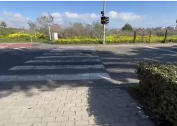 Viale Poetto, il VIDEO viaggio nell’inferno del traffico: marciapiedi stretti e dossi troppo alti, rischi per tutti