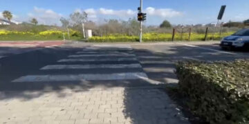 Viale Poetto, il VIDEO viaggio nell’inferno del traffico: marciapiedi stretti e dossi troppo alti, rischi per tutti