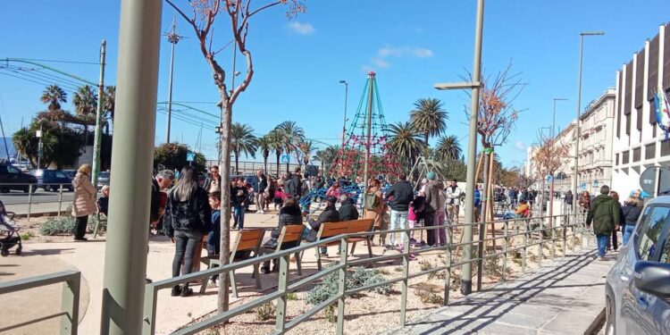 Cagliari, boom della nuova passeggiata di via Roma: centinaia di cagliaritani in fila per scoprirla