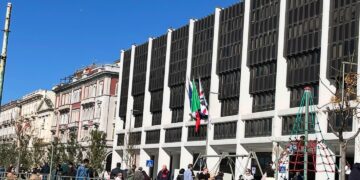 Via Roma gremita, il centrodestra esulta: “Altro che flop o catastrofe, un saluto ai profeti di sventura”