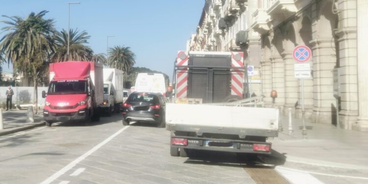 Via Roma, operazione secondo tratto: ecco le ruspe in azione, i lavori ingabbieranno Cagliari per anni