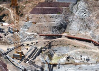 Si sgancia la fune, volo nel vuoto nel cantiere della diga di Cumbidanovu: gravissimo un operaio