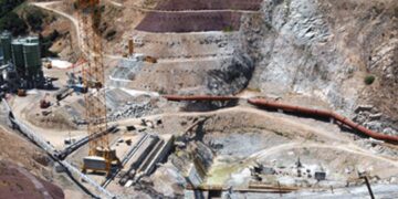 Si sgancia la fune, volo nel vuoto nel cantiere della diga di Cumbidanovu: gravissimo un operaio