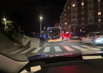 Cagliari, bruttissimo incidente in via Bacaredda: auto centra in pieno un bus del Ctm