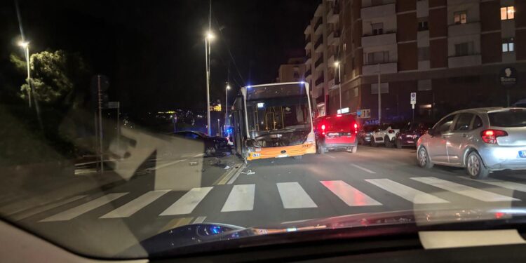 Cagliari, bruttissimo incidente in via Bacaredda: auto centra in pieno un bus del Ctm