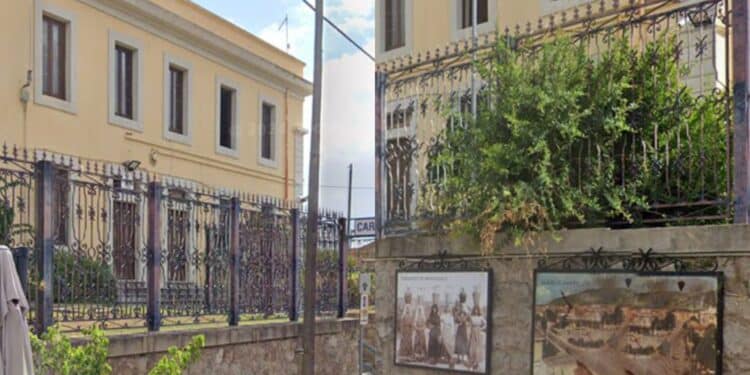 Sardara, la caserma cade a pezzi: via i militari dal paese, protestano i cittadini