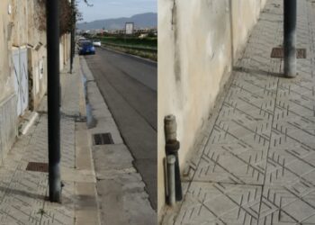 Quartucciu, marciapiede vietato per carrozzine e passeggini e per i pedoni: il paradosso dei pali della luce in mezzo