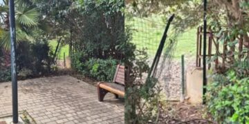 A Mulinu Becciu via sterpaglie ed erbacce che agevolavano nascondigli e vie di fuga al maniaco, ma la recinzione del parchetto è ancora divelta