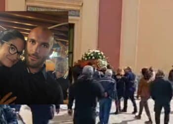 L’ultimo saluto ai fidanzati Paolo e Manola: le lacrime non finiscono mai, dopo quella tragedia a Cala Fighera