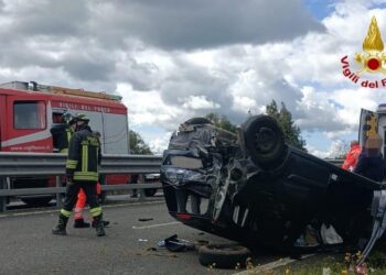 Siliqua, esce fuori strada con l’auto e si ribalta: ferita una 35enne