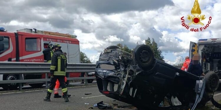 Siliqua, esce fuori strada con l’auto e si ribalta: ferita una 35enne
