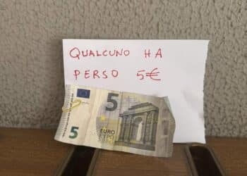 Cagliari, un biglietto per chi ha perso 5 euro: gara di onestà in un condominio di Pirri