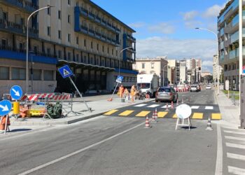 Cagliari, il comune continua con i super dossi rialzati e gli abitanti protestano: “Troppo pericolosi per le auto”