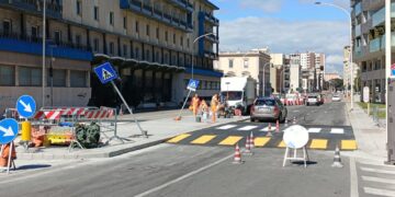 Cagliari, il comune continua con i super dossi rialzati e gli abitanti protestano: “Troppo pericolosi per le auto”