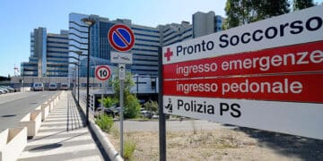 Cagliari, bimba di 2 anni quasi 9 ore al pronto soccorso: “Siamo andati via, era stremata”