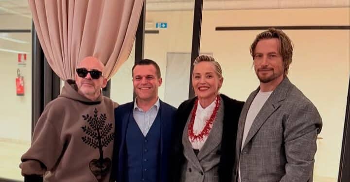 Sharon Stone ad Alghero, la bellezza immortale dell’attrice arricchita dal corallo sardo